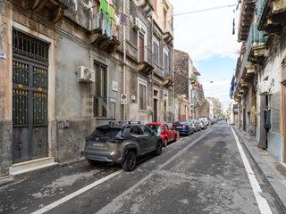 Bilocale in Vendita a Catania, 65'000&euro;, 64 m², arredato