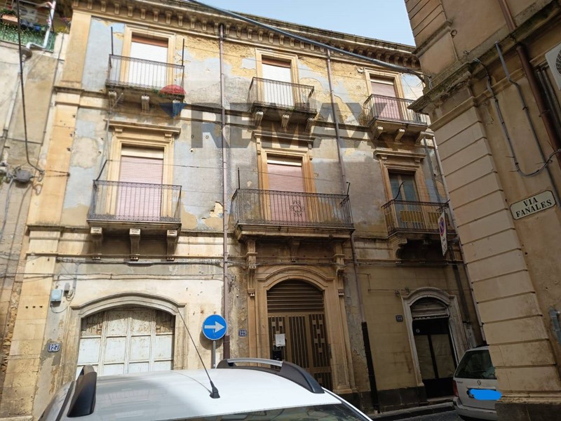 Appartamento in Vendita a Caltagirone, 120'000&euro;, 200 m²