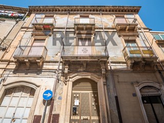 Appartamento in Vendita a Caltagirone, 120'000&euro;, 200 m²