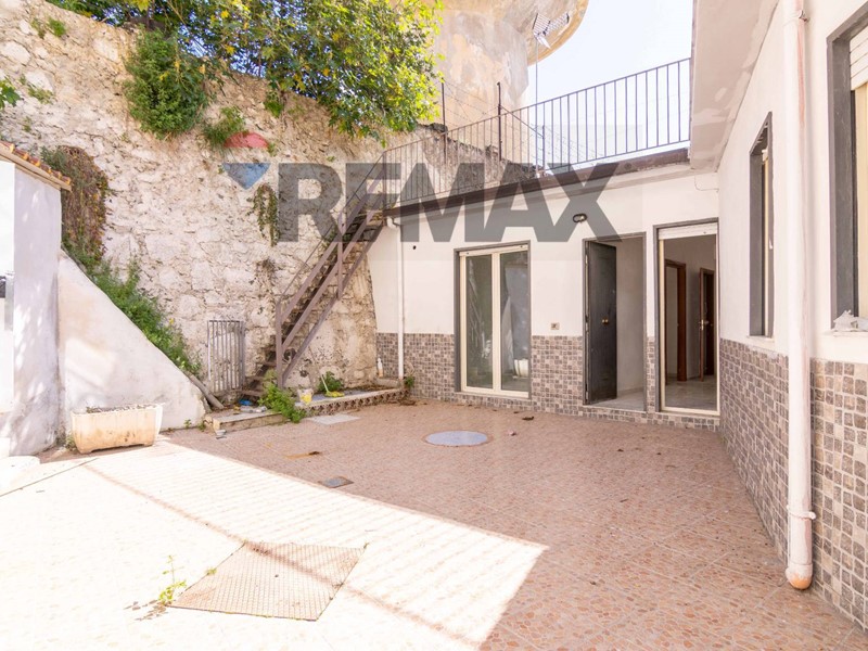 Bilocale in Vendita a Catania, 65'000&euro;, 48 m²