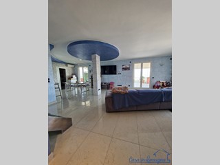 Appartamento in Vendita a Rimini, zona Coriano, 450'000&euro;, 287 m², con Box