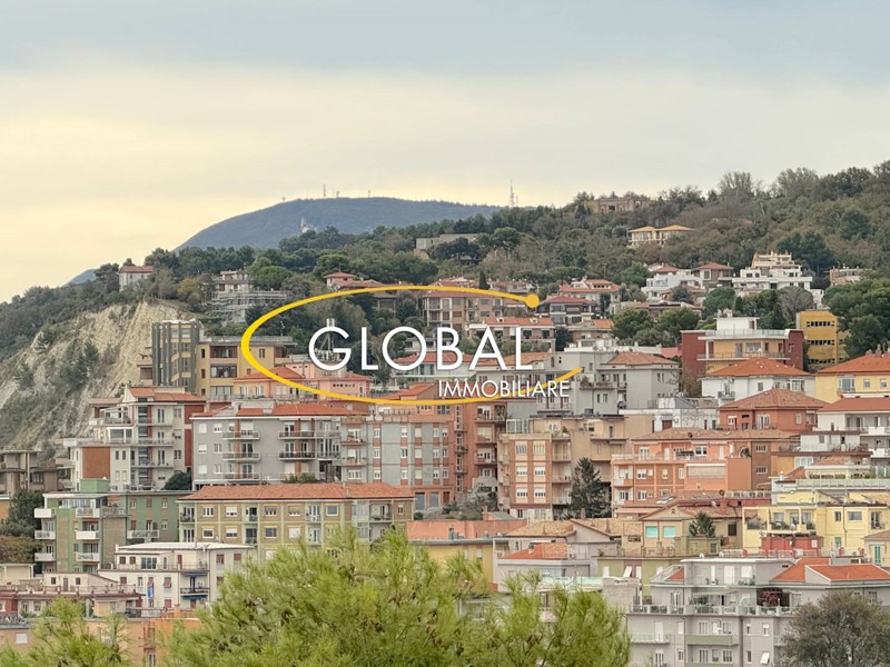 Attico in Vendita a Ancona, 490'000&euro;, 198 m²