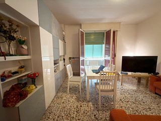 Quadrilocale in Vendita a Reggio Emilia, zona Ospizio, 150'000&euro;, 121 m², con Box