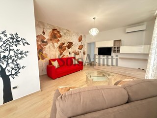 Trilocale in Affitto a Caserta, zona Centro, 1'100&euro;, 90 m², arredato