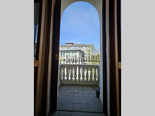 Quadrilocale in Affitto a Aosta, zona Centro Storico, 1'250&euro;, 130 m², arredato