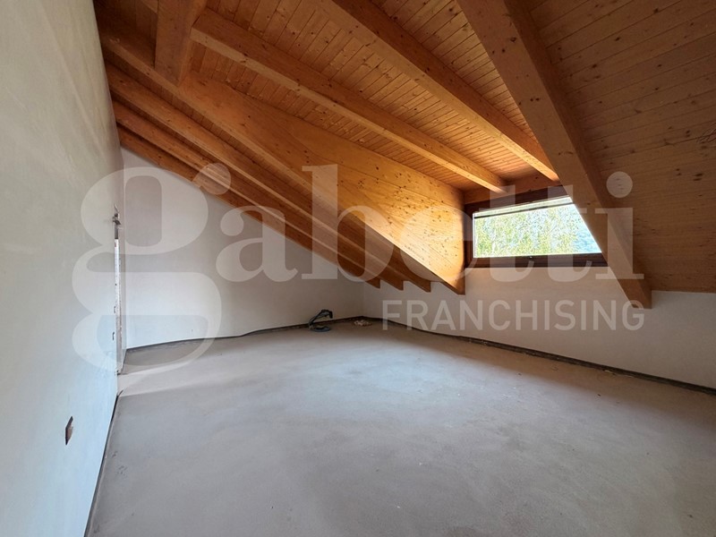 Attico in Vendita a Lecco, 320'000&euro;, 120 m², con Box