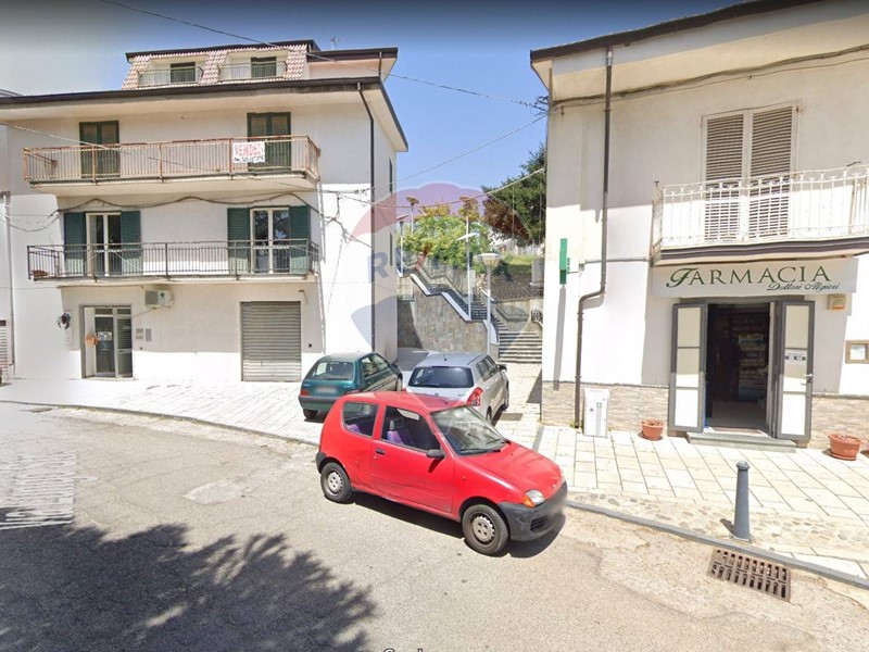 Appartamento in Vendita a Acri, 50'000&euro;, 200 m²