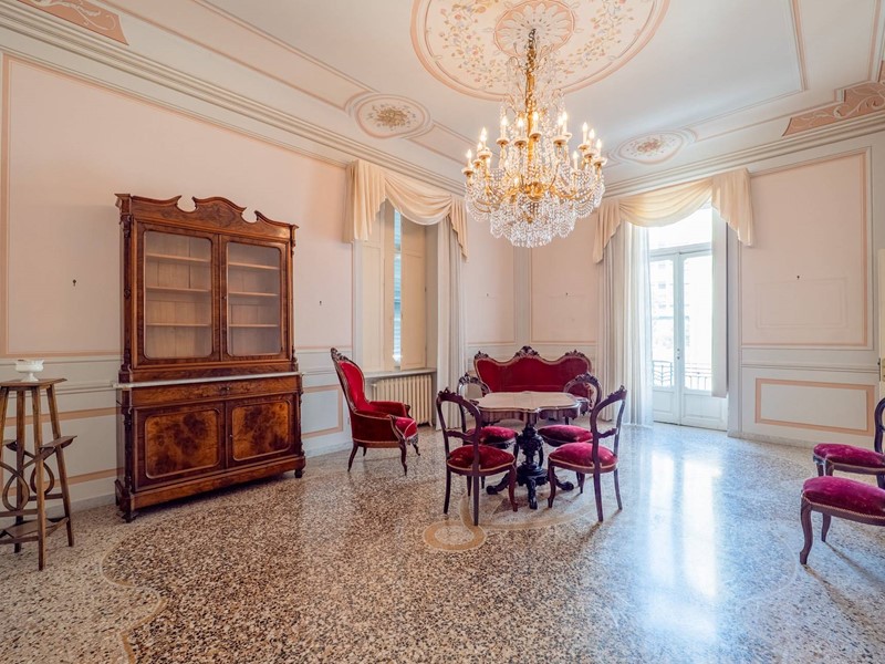 Appartamento in Vendita a Savona, 580'000&euro;, 305 m²