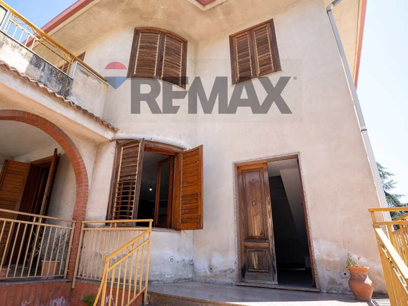Appartamento in Vendita a Giarre, 98'000&euro;, 177 m²