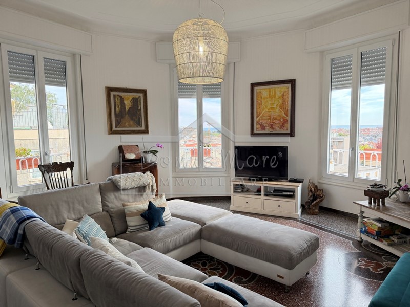 Appartamento in Affitto a Savona, 900&euro;, 150 m², arredato