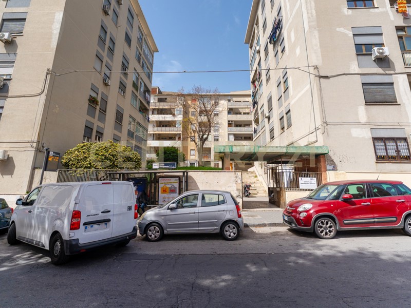 Quadrilocale in Vendita a Catania, 75'000&euro;, 67 m², arredato