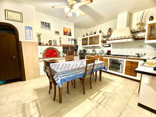 Appartamento in Vendita a Castagneto Carducci, zona Donoratico, 350'000&euro;, 160 m²