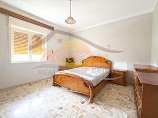 Appartamento in Vendita a Siracusa, zona Scala Greca, 76'000&euro;, 138 m²