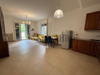 Appartamento in Affitto a Modena, 1'200&euro;, 120 m²