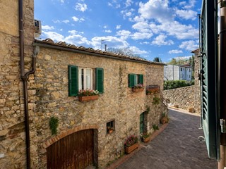 Appartamento in Vendita a Lajatico, zona Orciatico, 78'000&euro;, 148 m²