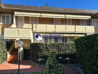 Trilocale in Vendita a Massa, zona Ronchi, 250'000&euro;, 70 m², arredato