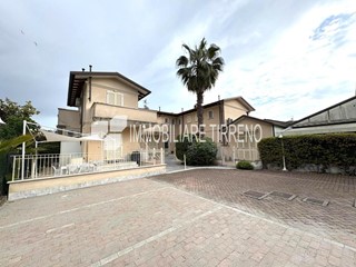 Trilocale in Vendita a Massa, zona Marina di Massa, 300'000&euro;, 70 m², arredato