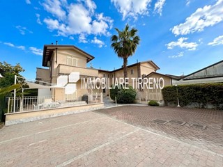 Trilocale in Vendita a Massa, zona Marina di Massa, 305'000&euro;, 70 m², arredato