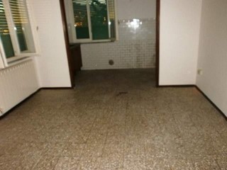 Quadrilocale in Vendita a Calcinaia, zona Fornacette, 145'000&euro;, 95 m², con Box