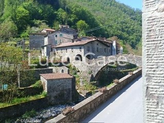 Appartamento in Vendita a Fabbriche di Vergemoli, zona Fabbriche di Vallico, 110'000&euro;, 140 m², arredato, con Box