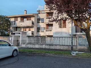 Bilocale in Vendita a Bareggio, 140'000&euro;, 51 m², arredato, con Box