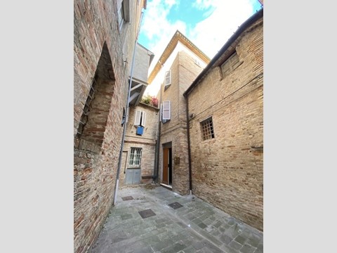 Appartamento in Vendita a Montegiorgio, 35'000&euro;, 113 m²