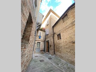 Appartamento in Vendita a Montegiorgio, 35'000&euro;, 113 m²