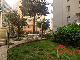 Appartamento in Vendita a Genova, zona Sestri Ponente, 175'000&euro;, 127 m²