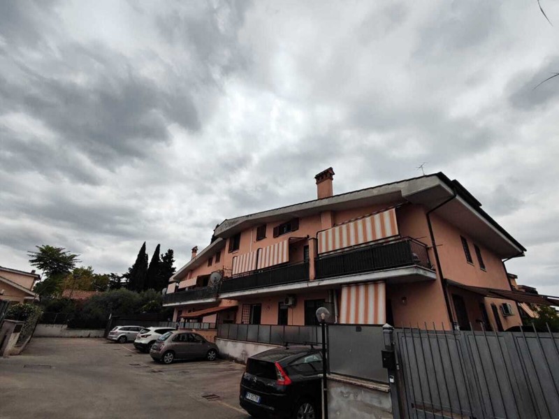 Trilocale in Vendita a Guidonia Montecelio, zona Villanova, 119'000&euro;, 80 m²