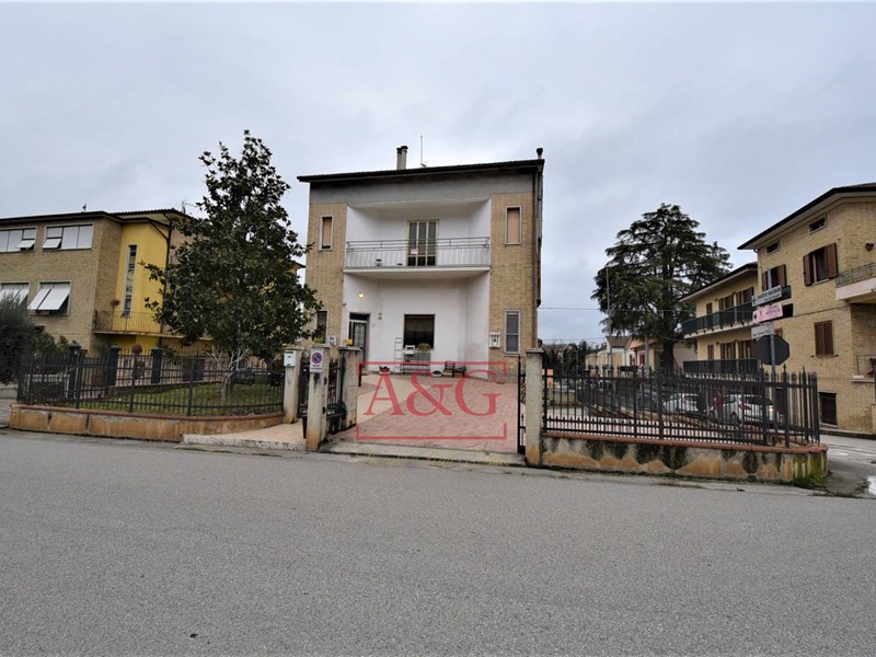 Appartamento in Vendita a Falerone, 140'000&euro;, 220 m²