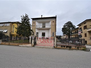 Appartamento in Vendita a Falerone, 140'000&euro;, 220 m²