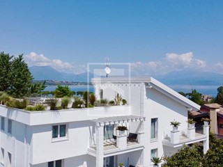 Appartamento in Vendita a Desenzano del Garda, 3'900'000&euro;, 750 m², con Box