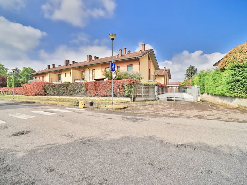 Quadrilocale in Vendita a Lomagna, 255'000&euro;, 154 m²