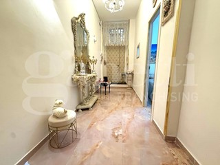 Trilocale in Vendita a Napoli, 160'000&euro;, 65 m²