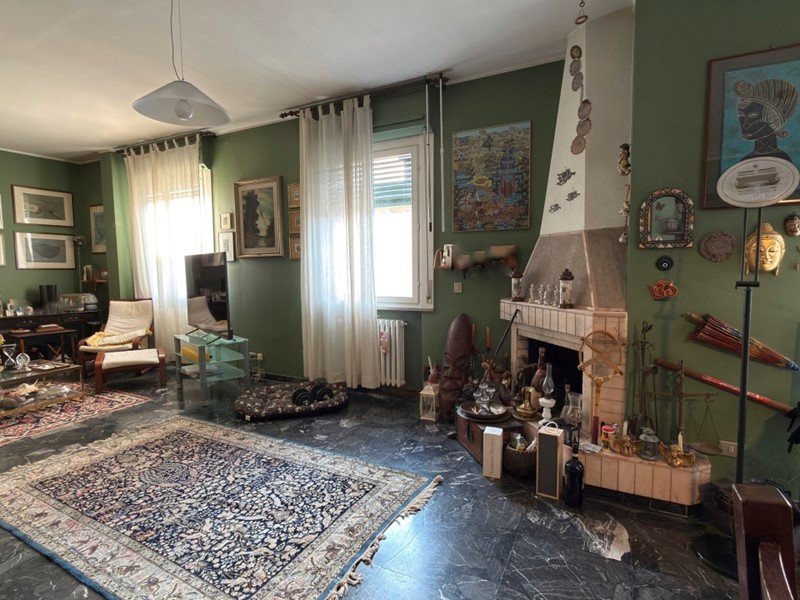 Appartamento in Vendita a Reggio Emilia, zona Ospedale, 390'000&euro;, 208 m², con Box