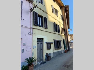 Quadrilocale in Vendita a Pontedera, zona Montecastello, 147'000&euro;, 169 m²