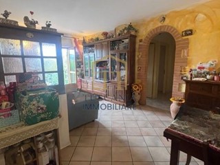 Trilocale in Vendita a Monteriggioni, zona Castellina Scalo, 165'000&euro;, 65 m², con Box