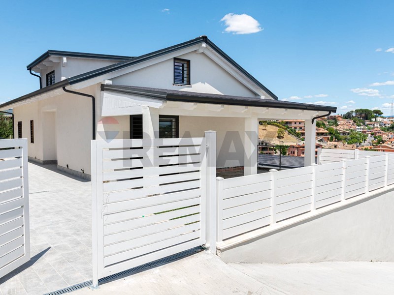 Appartamento in Vendita a Monterotondo, 499'000&euro;, 240 m²