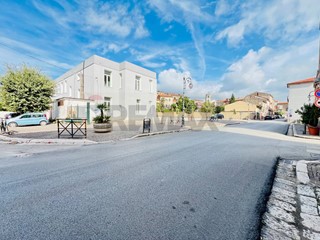 Appartamento in Vendita a Pietramelara, 95'000&euro;, 201 m²
