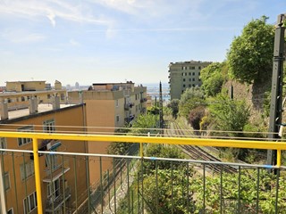 Appartamento in Vendita a Genova, 99'000&euro;, 80 m²