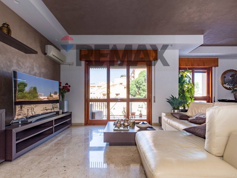 Appartamento in Vendita a Palermo, 370'000&euro;, 215 m²