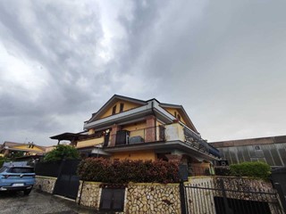 Quadrilocale in Vendita a Tivoli, zona Villa Adriana, 215'000&euro;, 80 m²