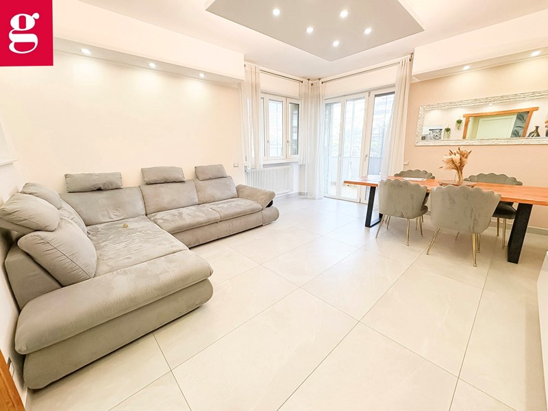 Trilocale in Vendita a Settimo Milanese, 310'000&euro;, 115 m², con Box