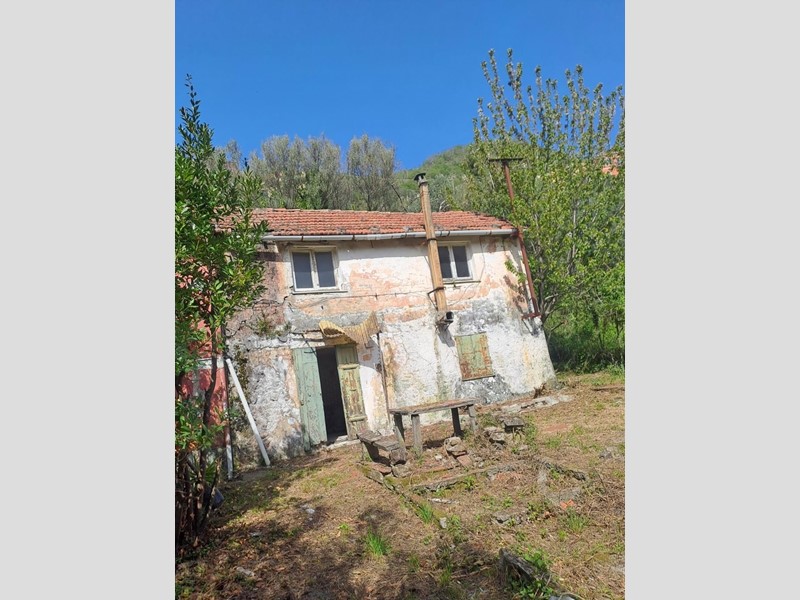 Appartamento in Vendita a Genova, zona Bavari, 37'000&euro;, 150 m²