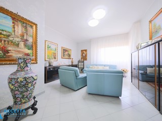 Quadrilocale in Vendita a Taranto, zona Rione Laghi - Taranto 2, 165'000&euro;, 128 m²