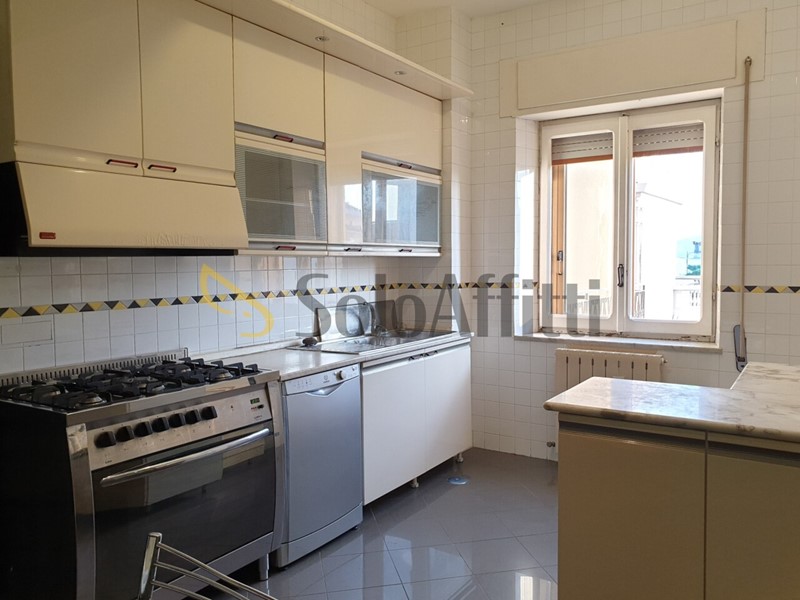 Quadrilocale in Affitto a Catanzaro, zona Lido Lungomare, 2'000&euro;, 90 m², arredato