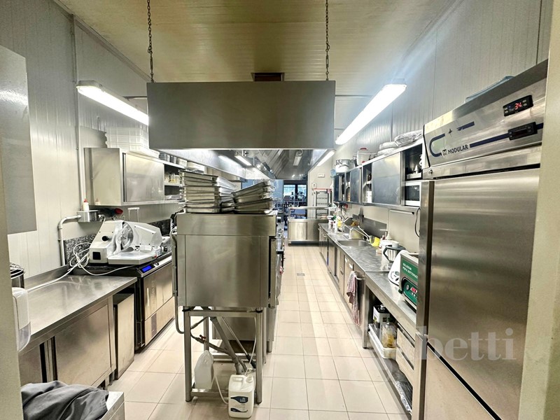 Capannone in Vendita a Gallarate, 550'000&euro;, 374 m²