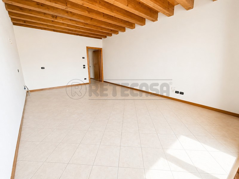 Bilocale in Vendita a Schio, zona Schio, 80'000&euro;, 56 m², con Box