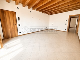 Bilocale in Vendita a Schio, zona Schio, 80'000&euro;, 56 m², con Box