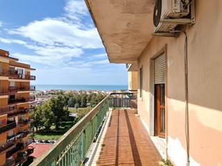 Trilocale in Vendita a Mondragone, zona Via Razzino, 55'000&euro;, 80 m²